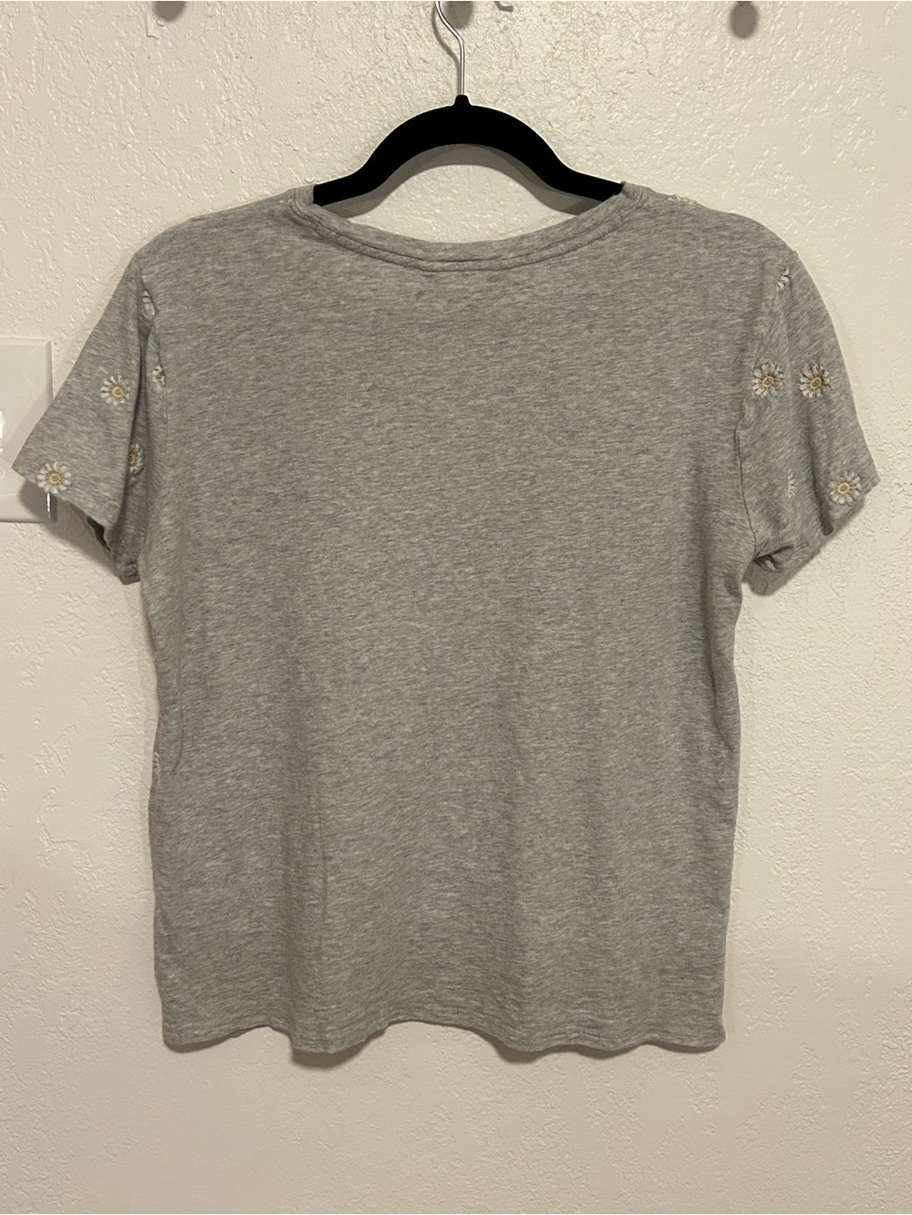 Lucky Brand Heather Gray Embroidered Daisy Tee Size Medium Casual Boho Mom Wear - Picture 5 of 5